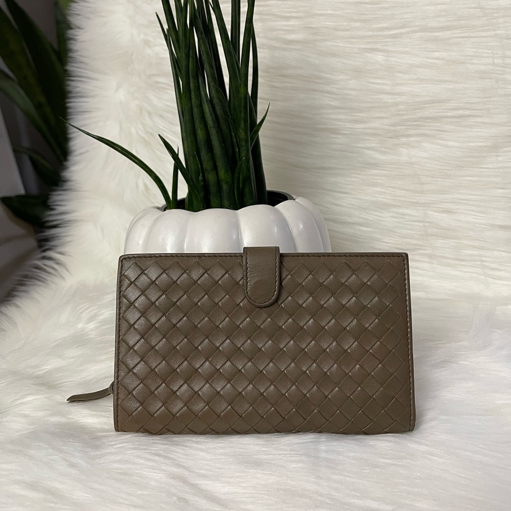 Authentic Bottega Veneta Leather Wallet - Beautiful olive green
